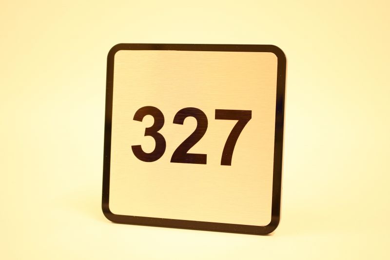 Otel kapı numarası 327